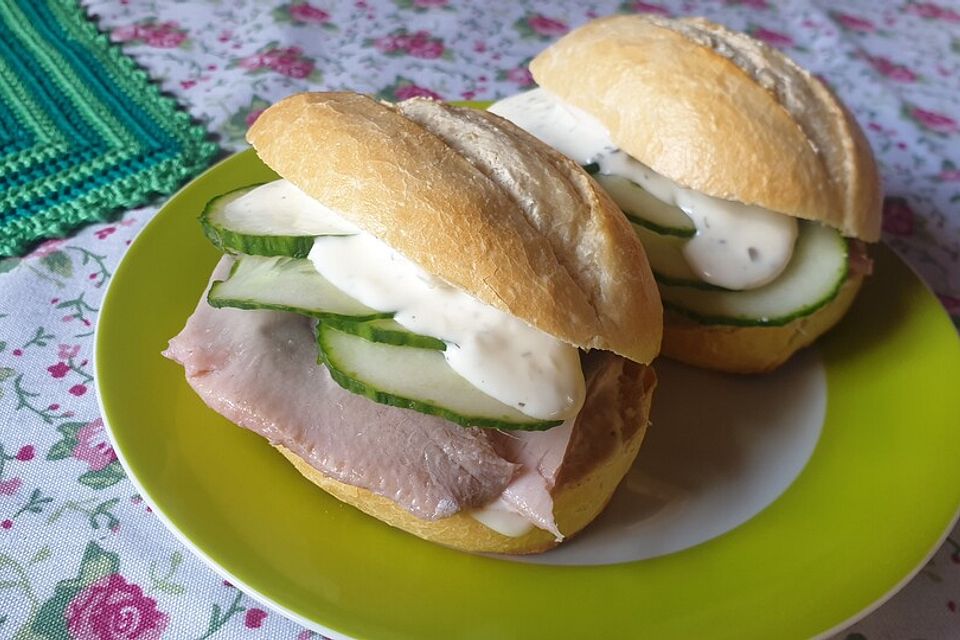 Matjesbrötchen mit Salatgurken