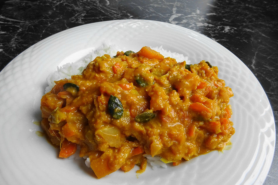 Gelbes veganes Herbstcurry