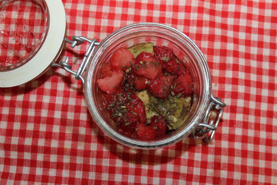 Salsa mit Basilikum-Erdbeeren