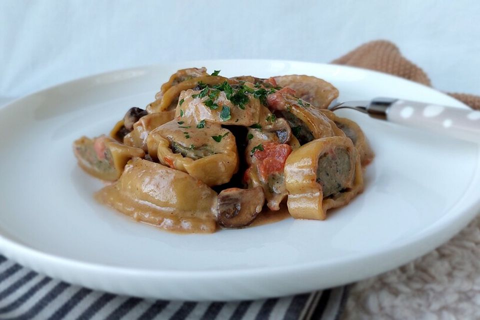 Maultaschenpfanne in Champignon-Sahnesoße