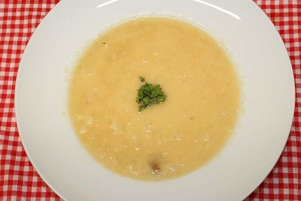 Selleriesuppe mit Selleriegrün