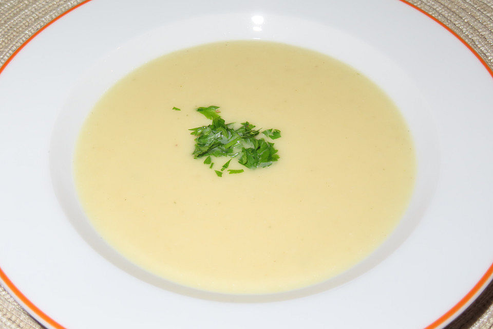 Selleriesuppe mit Selleriegrün