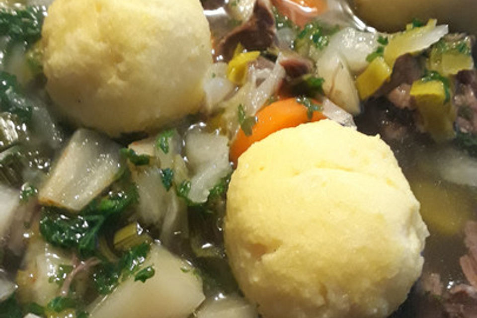 Traditionelle Rindfleischsuppe mit Einlagen