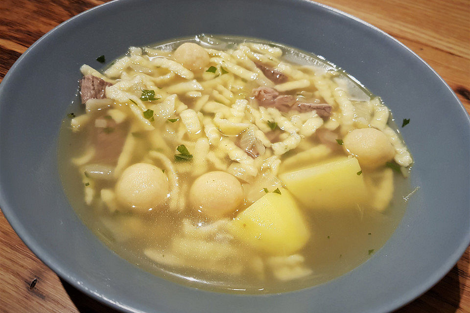 Traditionelle Rindfleischsuppe mit Einlagen