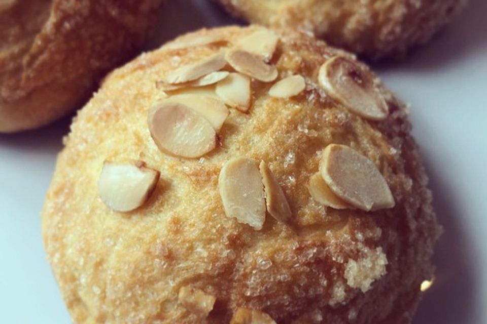 Süße Quarkbrötchen mit Mandelblättchen