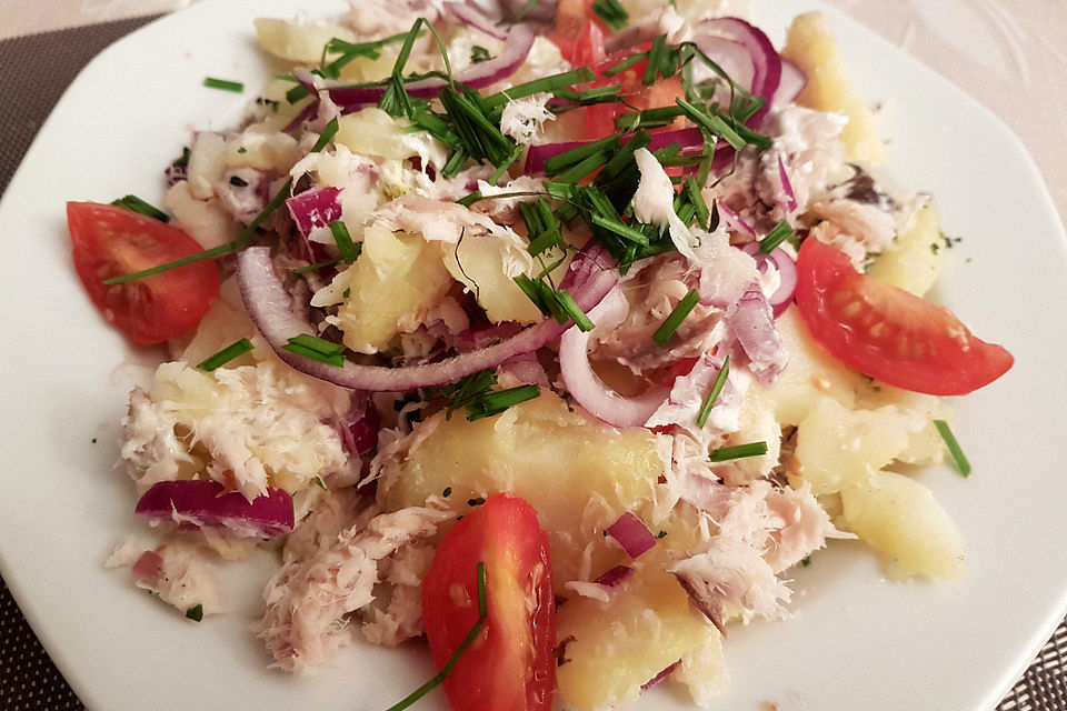 Pellkartoffel-Räuchermakrele-Salat