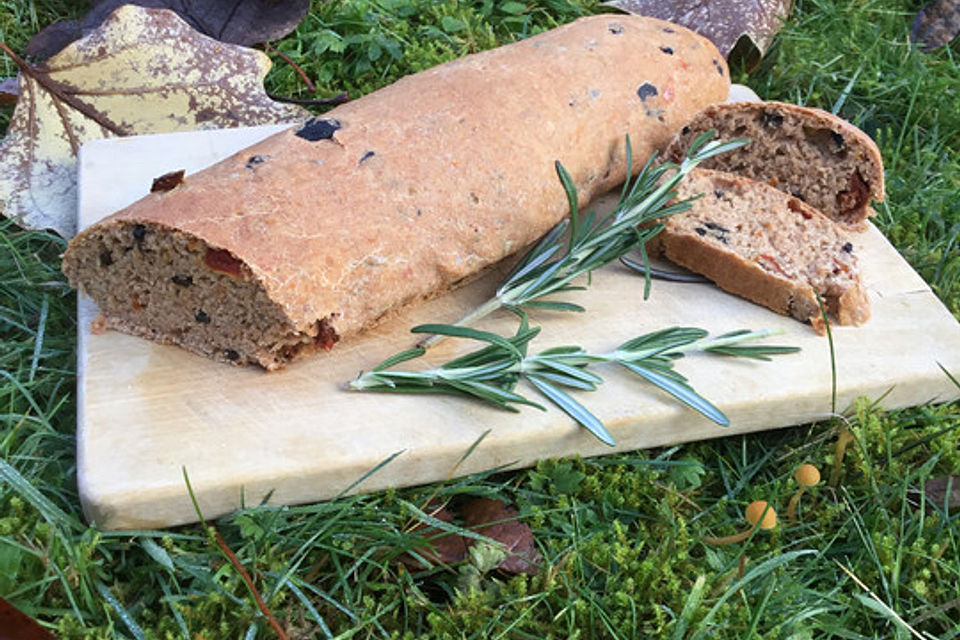 Tomaten-Olivenbrot mit Rosmarin