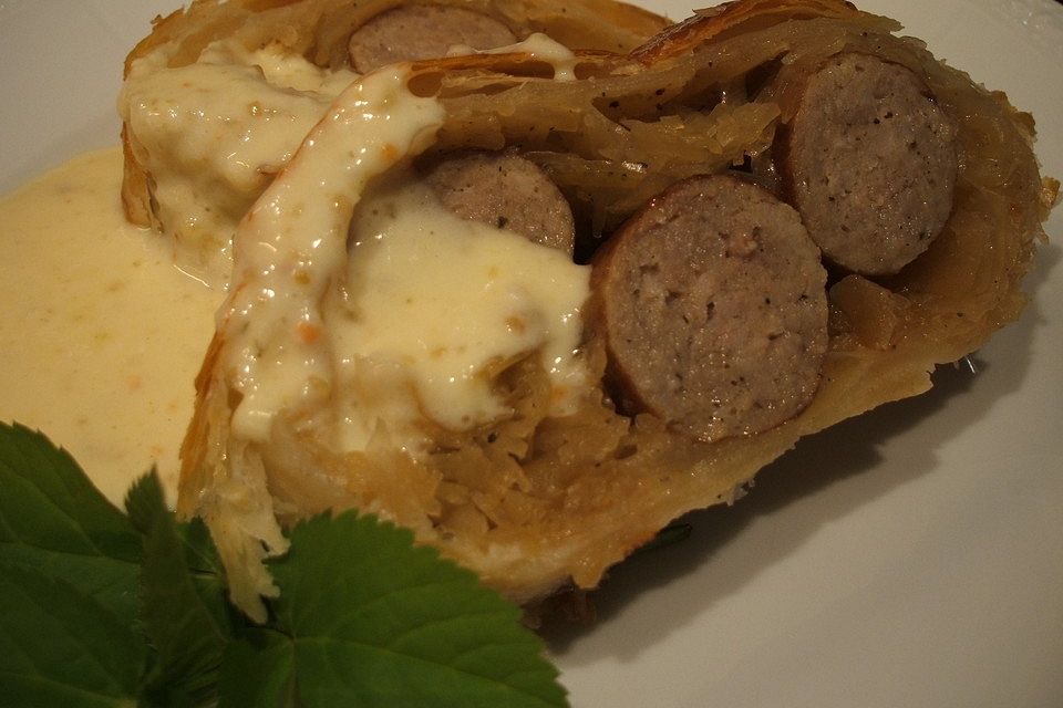 Bratwurststrudel mit Meerrettichsauce