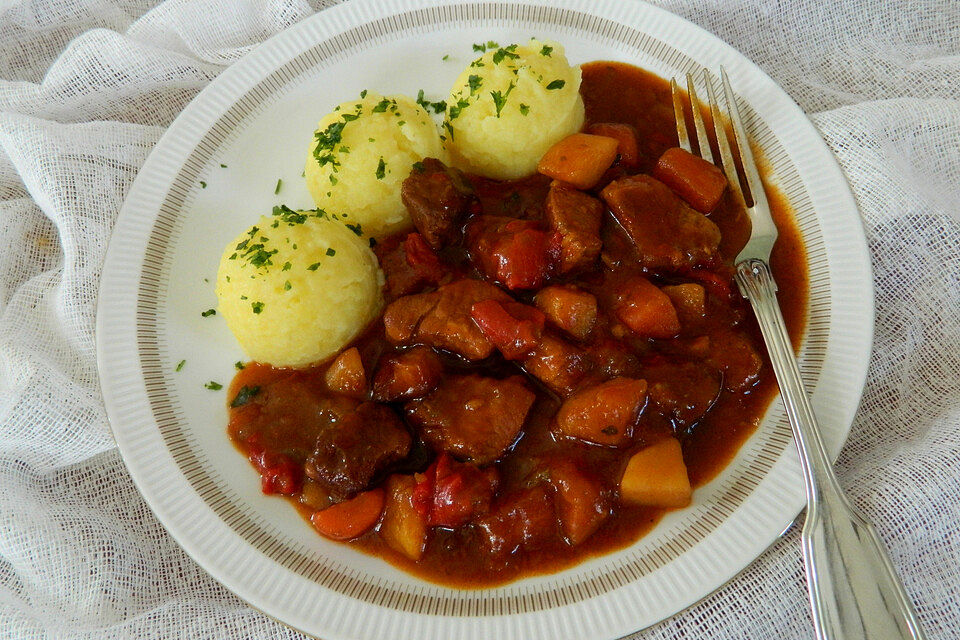 Kräftiges gemischtes Gulasch