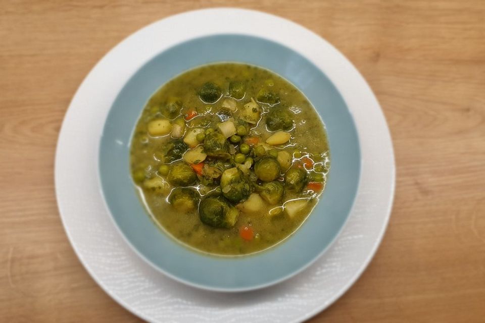 Kartoffel-Erbsensuppe mit Rosenkohleinlage