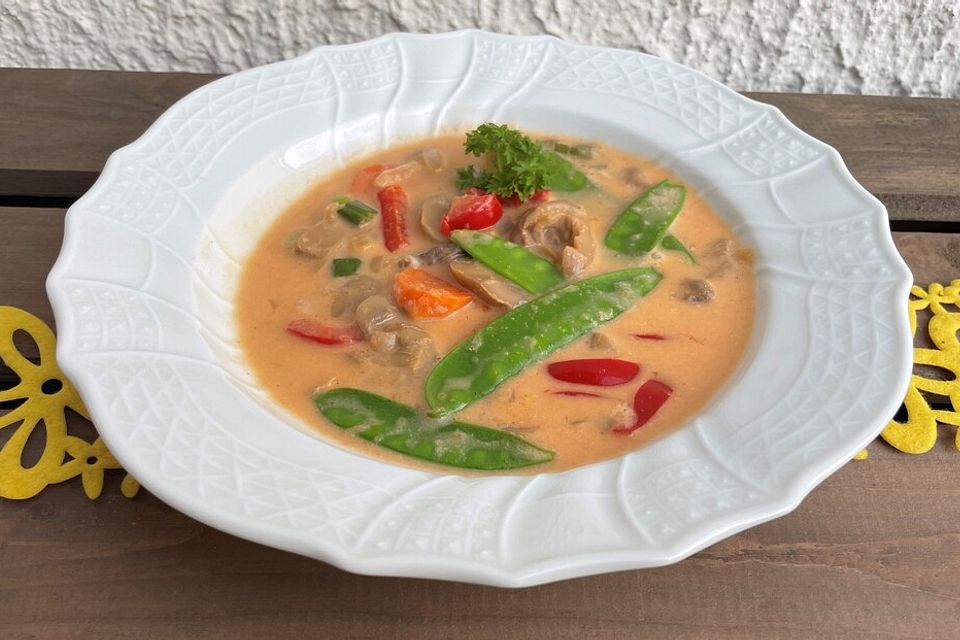 Rote Thai-Curry Gemüsesuppe