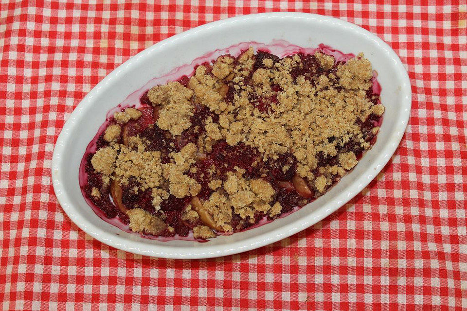 Veganes Apfel-Himbeer-Crumble