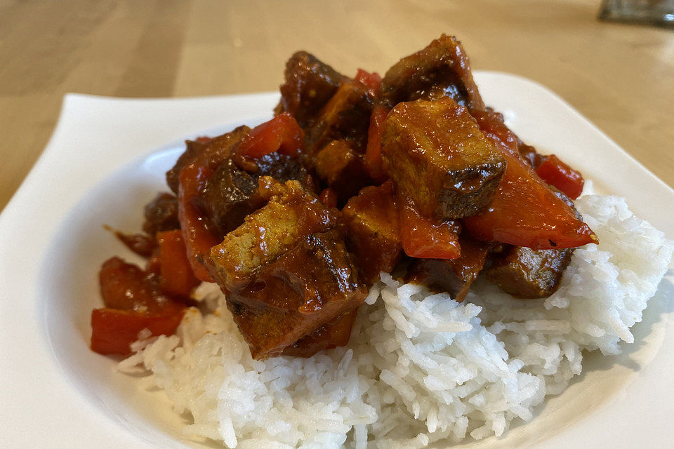 Veganer Reis Currywurst-Style