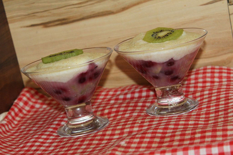 Kiwi-Stachelbeerkompott mit Grießschaum