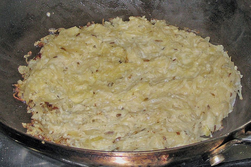 Sauerkrautpfannkuchen und gegrillte Bratwurst