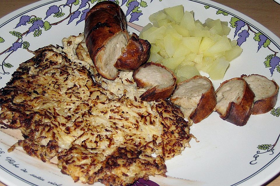 Sauerkrautpfannkuchen und gegrillte Bratwurst