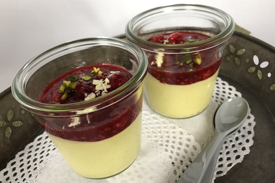 Pistazienmousse mit Himbeersauce