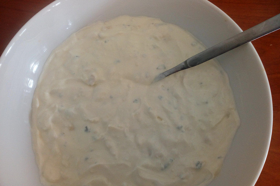 Blauschimmelkäse-Dip mit Knoblauch