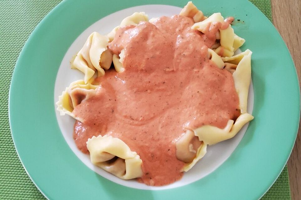 Tortellini mit Tomaten-Käsesoße