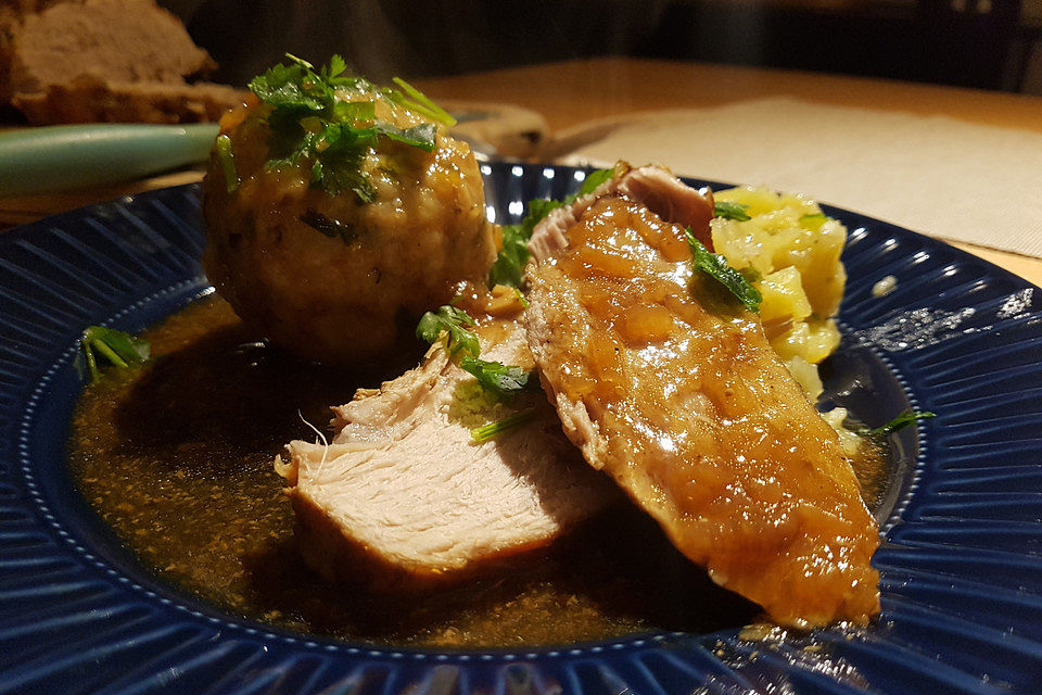 Schweinebraten in Zwiebel-Biersoße