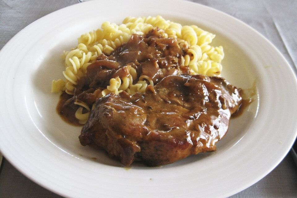 Schweinebraten in Zwiebel-Biersoße