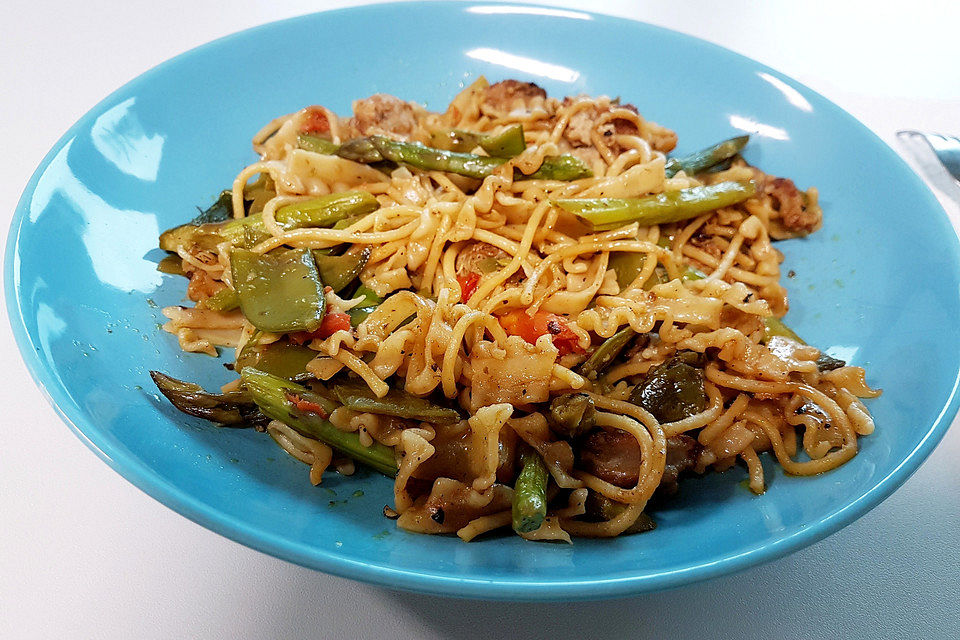 Gebratene Spaghetti mit Gemüse