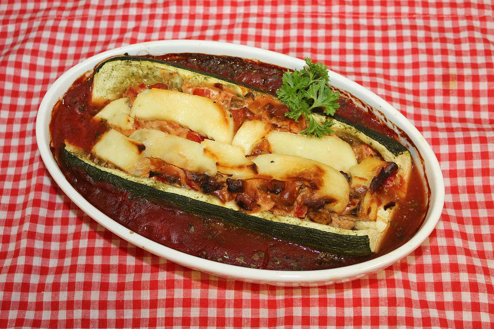 Vegetarisch gefüllte Zucchini