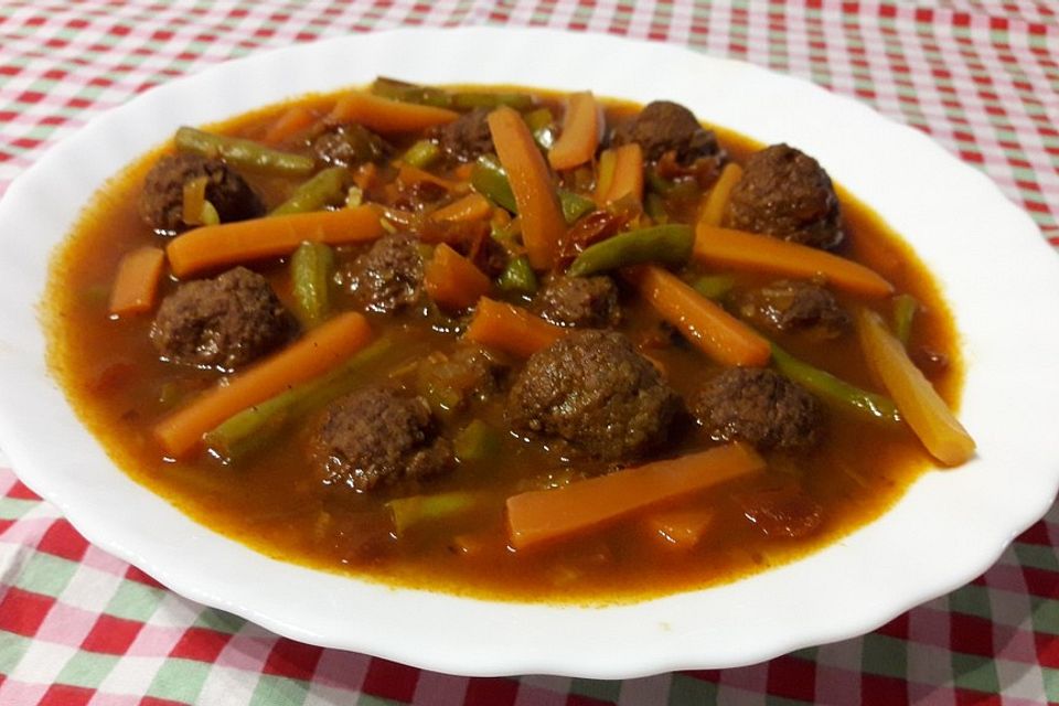 Tomatensuppe mit Hackbällchen