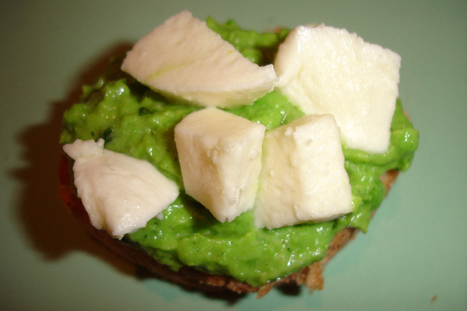 Bruschetta mit  Erbsen und Mozzarella