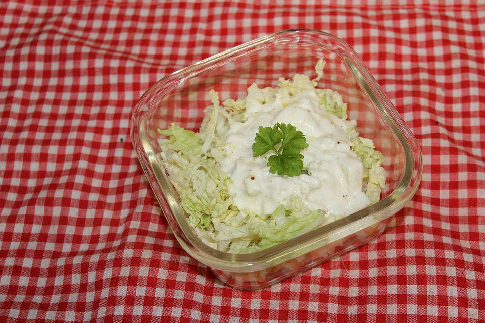 Endiviensalat mit weißem Dressing