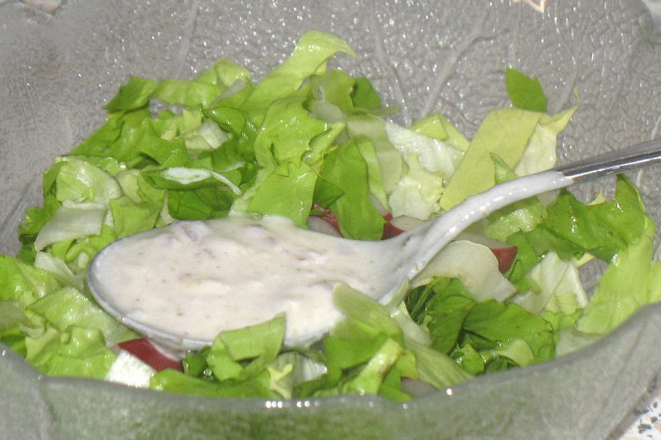 Endiviensalat mit weißem Dressing