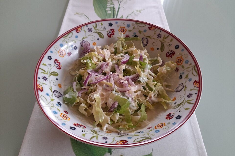 Endiviensalat mit weißem Dressing