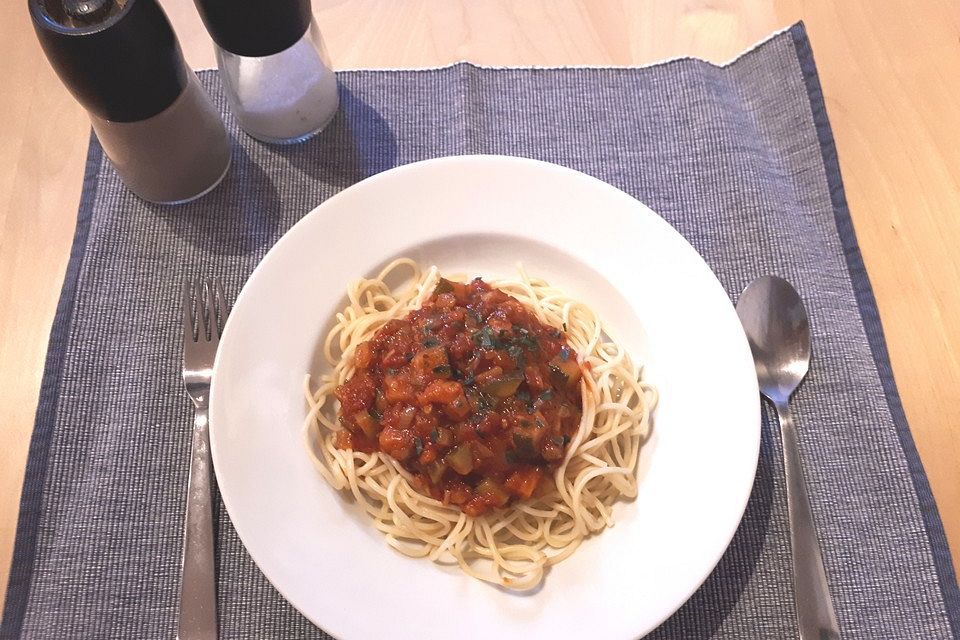 Pasta mit Zucchini-Tomatensauce