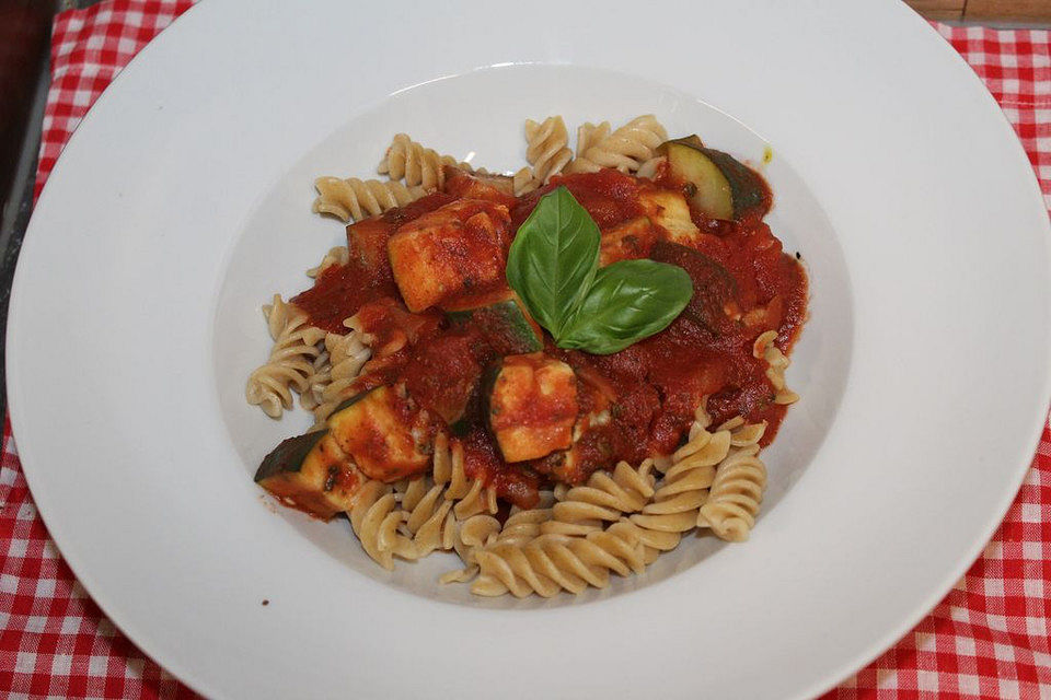 Pasta mit Zucchini-Tomatensauce