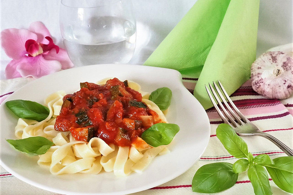 Pasta mit Zucchini-Tomatensauce