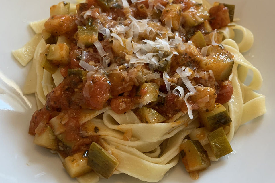 Pasta mit Zucchini-Tomatensauce