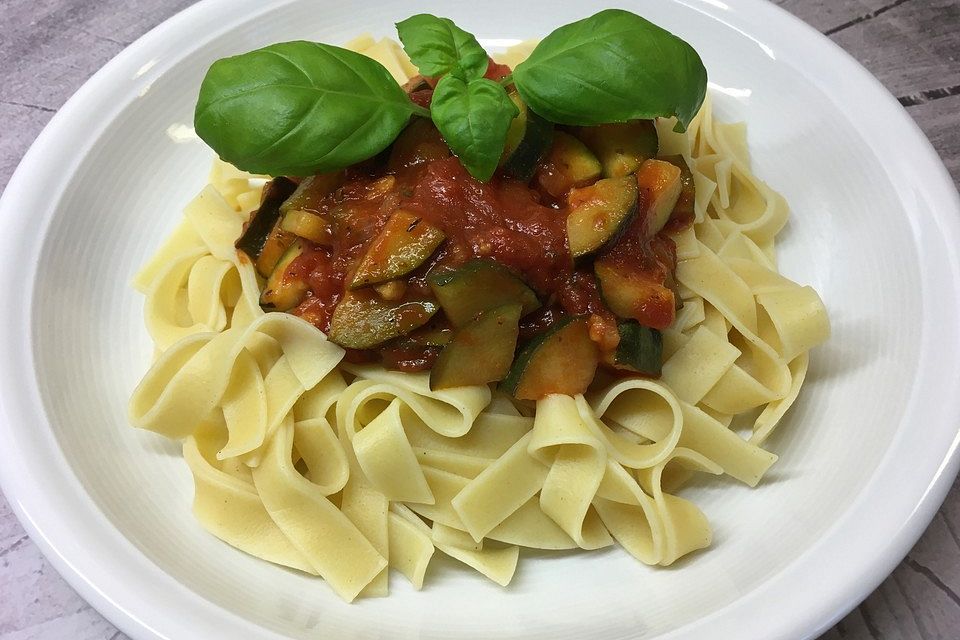 Pasta mit Zucchini-Tomatensauce