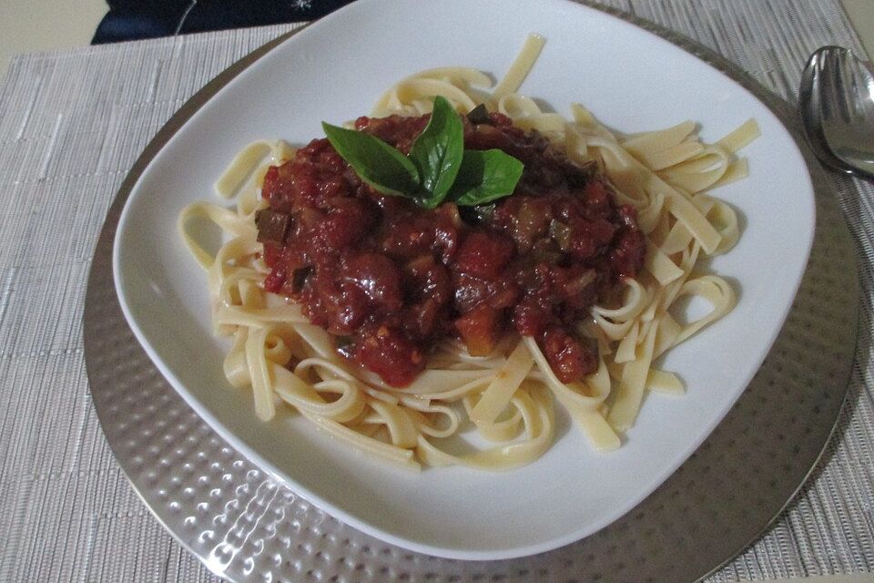 Pasta mit Zucchini-Tomatensauce