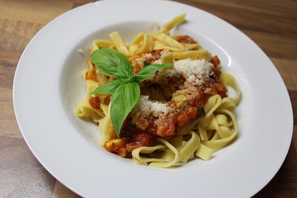 Pasta mit Zucchini-Tomatensauce