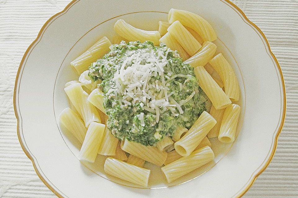 Spaghetti mit grüner Bolognese