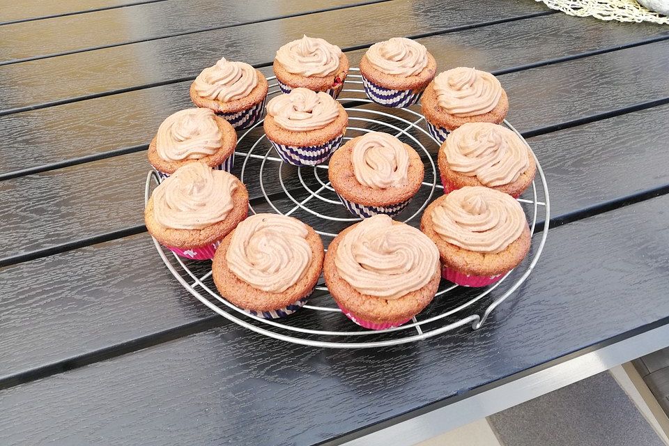 Himbeer-Cupcakes mit Schokosahnetopping