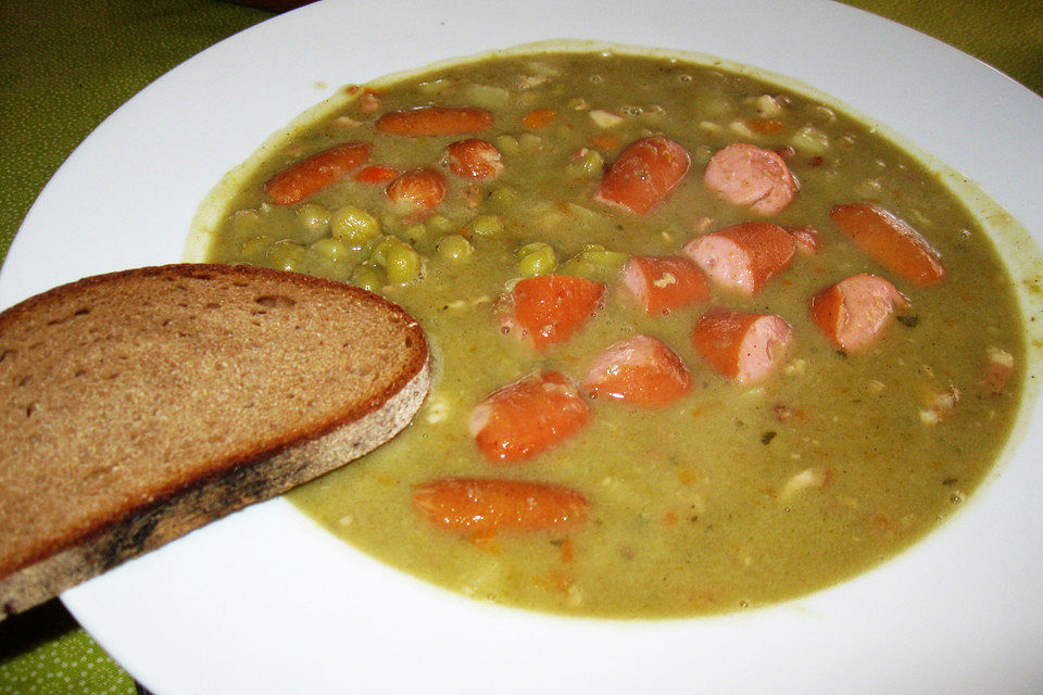 Erbsensuppe mit Würstchen