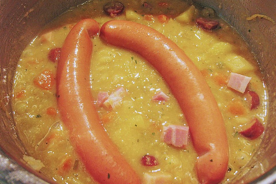 Erbsensuppe mit Würstchen