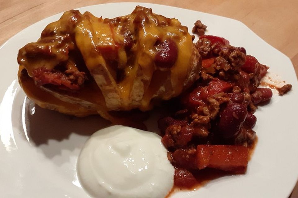 Chili-Cheeseback-Potatoes