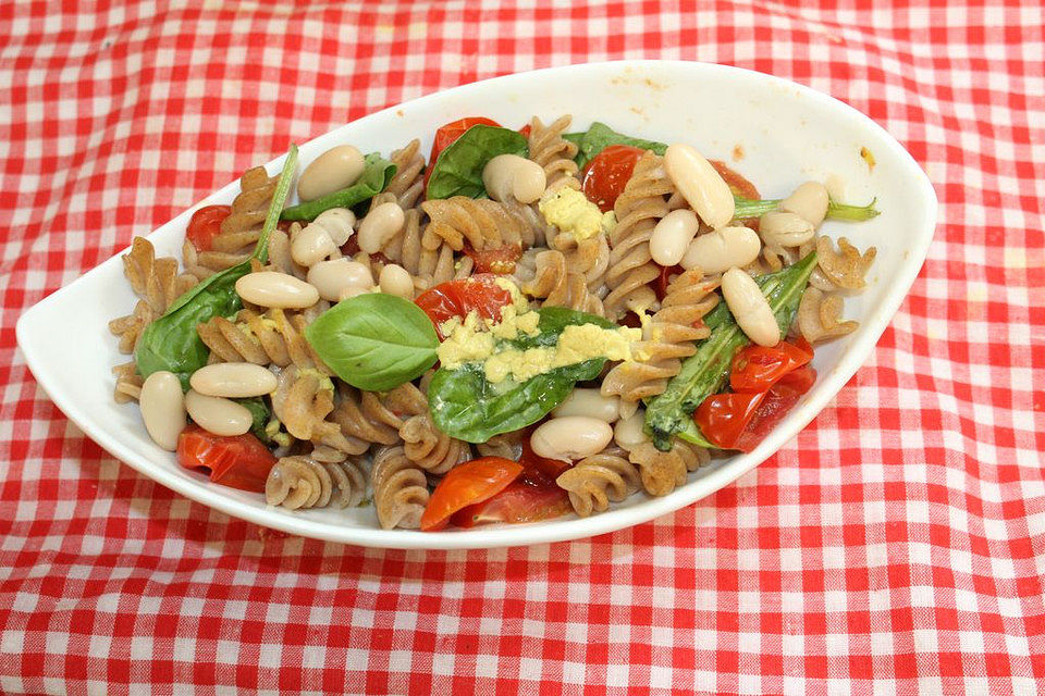 Nudelsalat mit gebratenen Tomaten