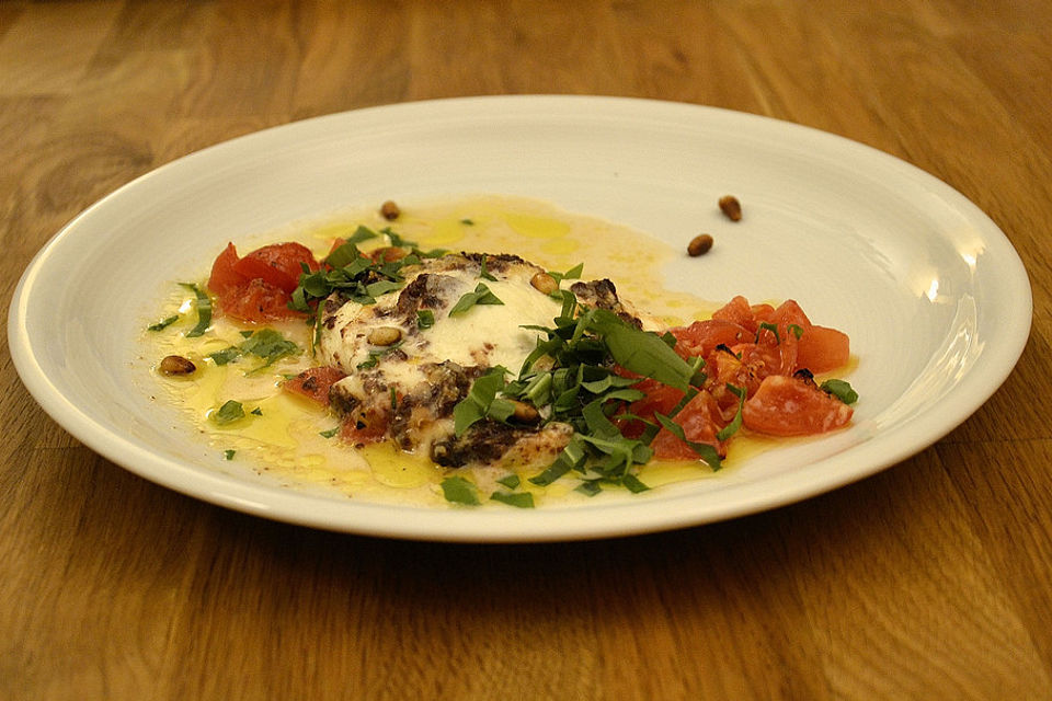 Gefüllter Mozzarella auf Tomatenbett