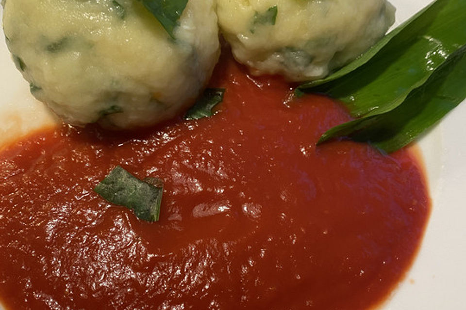 Bärlauchknödel mit Tomatensoße