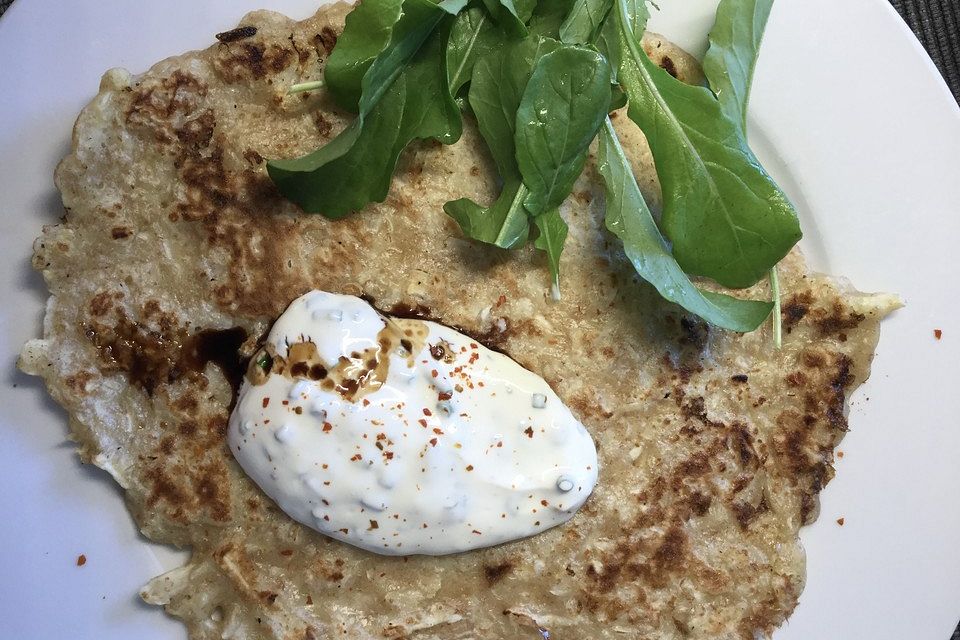 Japanische Pfannkuchen mit Weißkohl