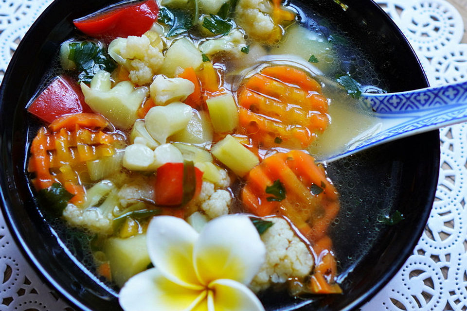 Chinesische Gemüsesuppe mit Spargel