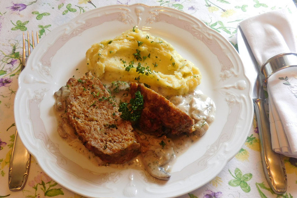 Hackfleischbraten mit Champignonsauce